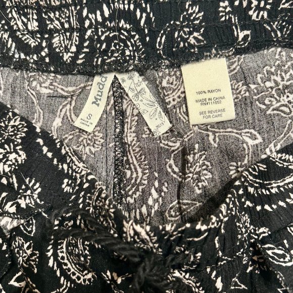 MUDD BRAND BLACK PAISLEY COMFY SHORTS SIZE S - Picture 2 of 4